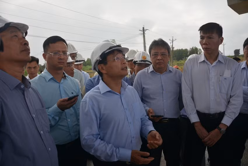 “Đây là dự án vô cùng quan trọng, chúng ta đã đi được 2/3 chặng đường rồi. Phải tập trung tối đa vào để hoàn thành đúng cam kết. Chúng ta không còn đường lùi nữa. Ban quản lý dự án báo cáo tiến độ hàng ngày với Bộ GTVT, để dự án chậm tiến độ thì Nhà nước cũng thiệt, doanh nghiệp cũng thiệt, người dân cũng thiệt.”, Bộ trưởng Nguyễn Văn Thắng nói. 