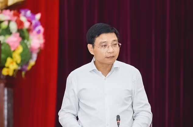 Theo báo cáo, dự kiến, hết tháng 11/2022, Bộ GTVT sẽ giải ngân được 34.900 tỷ đồng, đạt 63,4% so với kế hoạch được bổ sung. Kết quả giải ngân hết tháng 11/2022 của Bộ GTVT duy trì ở mức cao hơn bình quân chung cả nước (dự kiến khoảng 57% ). Tuy nhiên, đến nay, vẫn có tới 24 dự án chưa đáp ứng kế hoạch giải ngân. Lo ngại nhất là nhóm các dự án giao cho 7 địa phương đều chậm. Bộ trưởng Thắng yêu cầu Sở GTVT, ban QLDA các địa phương tập trung cao độ, có thái độ kiên quyết đối với tất cả các nhà thầu có năng lực thi công yếu kém. 