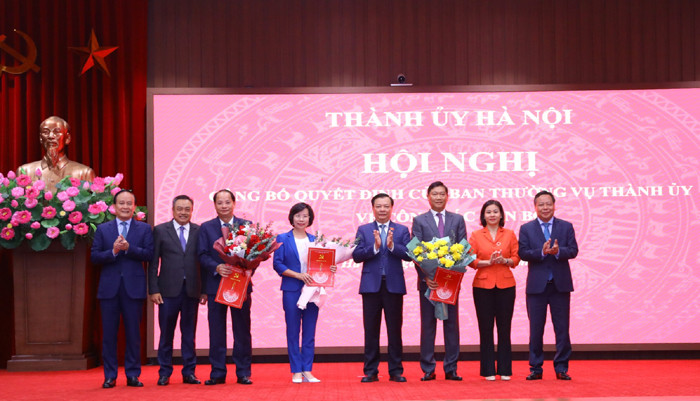 Bi thu Thanh uy Ha Noi Dinh Tien Dung trao 3 quyet dinh ve cong tac can bo-Hinh-2