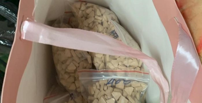 Ngày 15/10 tại TP HCM, Cục C04 bắt quả tang Nguyễn Xuân Thành (32 tuổi) đang giao 2kg ma túy tổng hợp cho người mua. Khám xét 3 căn hộ của Thành thuê tại TP HCM, cảnh sát thu giữ thêm 7.000 viên ma túy, 3 kg ma túy tổng hợp, 1.000 túi ma túy nước vui, 2 kg ma túy dạng bột...Đồng thời, Cục 04 bắt giữ, khám xét nhà 3 nghi phạm liên quan vụ án, gồm: Bàng A Đạt (40 tuổi), Võ Bá Nghĩa (32 tuổi) và Phan Thanh Bình (25 tuổi). Tang vật thu giữ thêm 1,4 kg ma túy tổng hợp. 