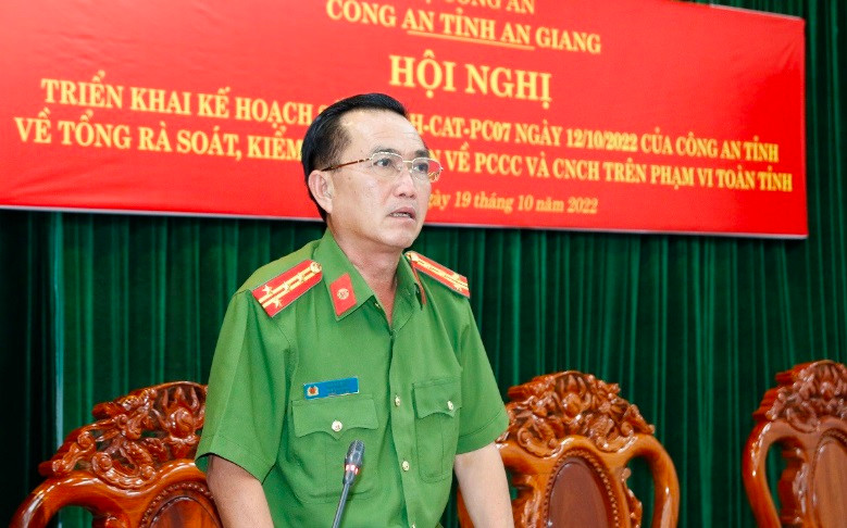 Các cá nhân bị kỷ luật cảnh cáo gồm: Đại tá Bùi Bé Năm, Ủy viên Ban Thường vụ Đảng ủy, Phó Giám đốc Công an tỉnh An Giang;