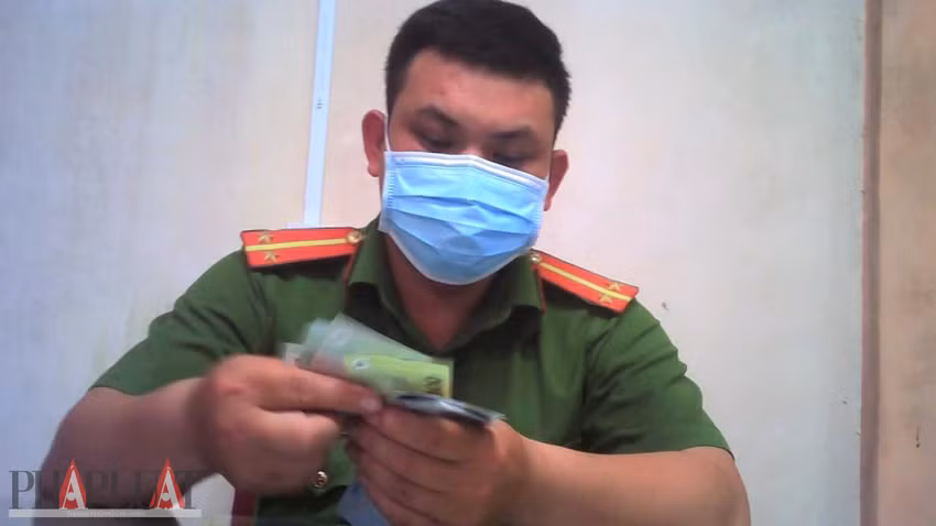 Bắt cựu trung úy công an: Chặn tham nhũng khi xử lý giao thông thế nào? Bat cuu trung uy cong an: Chan tham nhung khi xu ly giao thong the nao?