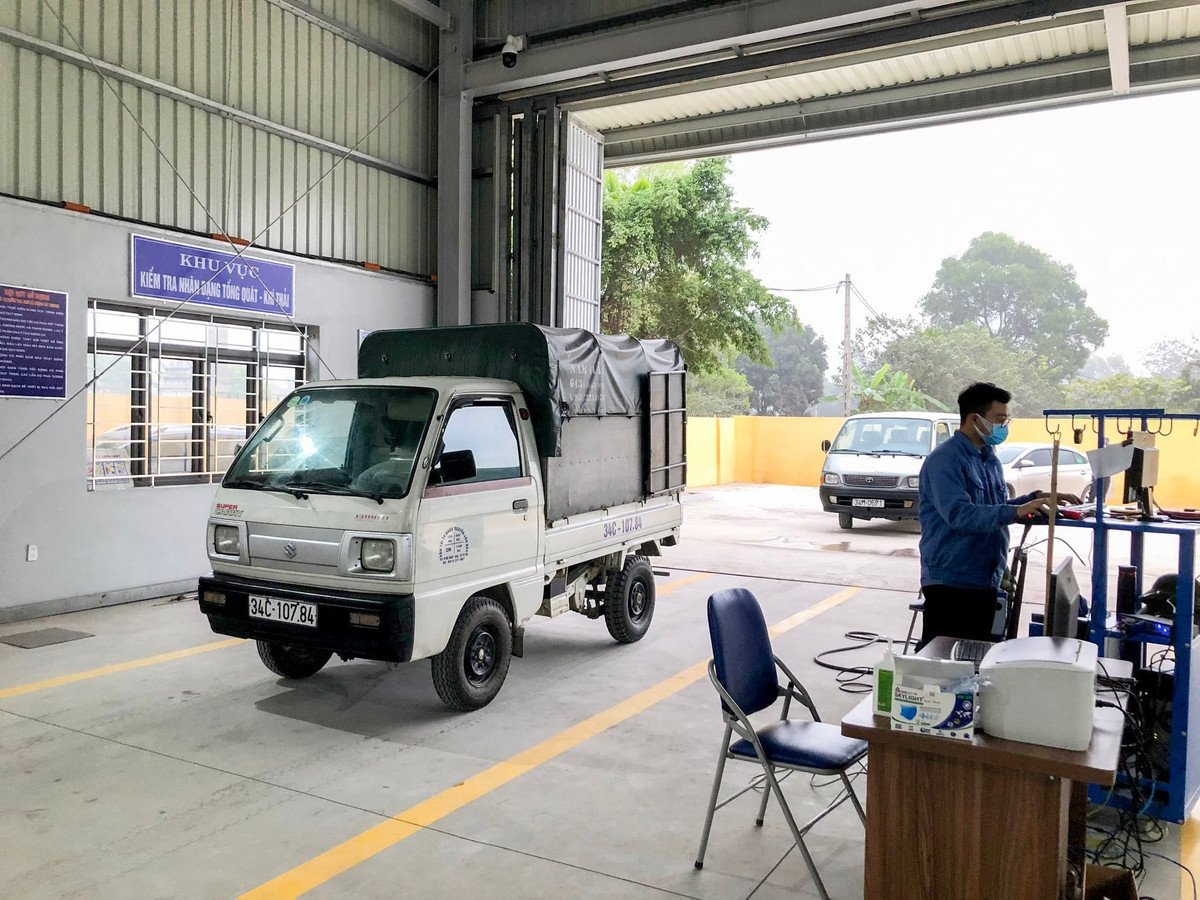 Tạm đình chỉ 2 nhân viên Trung tâm đăng kiểm xe cơ giới 34-07D Hải Dương Tam dinh chi 2 nhan vien Trung tam dang kiem xe co gioi 34-07D Hai Duong