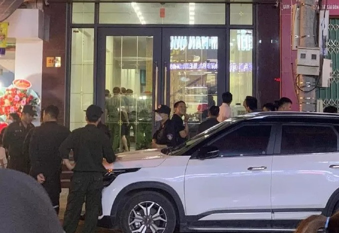 Tối 13/11, CQĐT Công an tỉnh Thanh Hóa tiến hành khám xét căn nhà số 262, đường Lê Hoàn, TP Thanh Hóa của Đạt “Ma” để phục vụ công tác điều tra. Hàng chục cảnh sát gồm các lực lượng đã được điều động tới hiện trường.