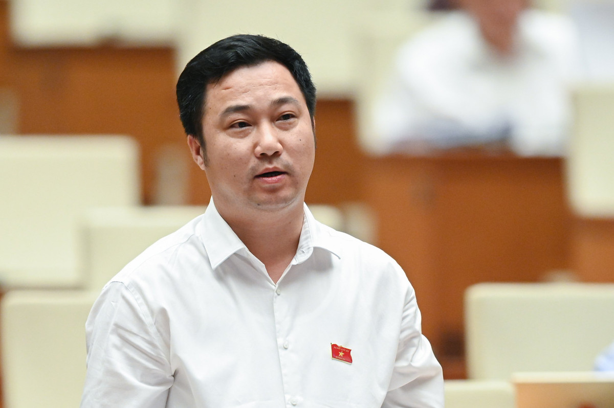  Đại biểu Cao Mạnh Linh - Đoàn ĐBQH tỉnh Thanh Hóa: “Với sự thay đổi, phát triển nhanh chóng của công nghệ thông tin, ngày nay, môi trường mạng xã hội như một xã hội thứ hai mà tại đó, ngoài đời thực có gì thì trên không gian mạng hầu như cũng có như: lừa đảo chiếm đoạt tài sản, đánh bạc, chiếm đoạt tài khoản ngân hàng, tín dụng đen, mua bán trái phép vũ khí, chia sẻ thông tin sai sự thật, xúc phạm danh dự, nhân phẩm người khác… Ngoài sự đa dạng, phức tạp thì tính chất, mức độ của tội phạm trên không gian mạng còn có góc độ nguy hiểm hơn ngoài đời thực”. 