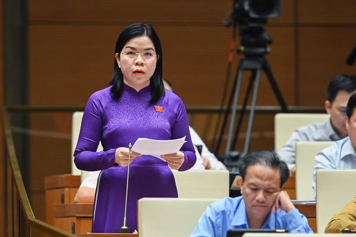  Đại biểu Nguyễn Thị Ngọc Xuân - Đoàn ĐBQH tỉnh Bình Dương: “Tội phạm xâm hại tình dục trẻ em đang có xu hướng gia tăng cao, diễn biến phức tạp và đáng báo động. Đây là một trong những tội phạm rất nguy hiểm, không chỉ gây ra thiệt hại cho xã hội, làm băng hoại nền tảng đạo đức, mà còn gây ra tổn thương nặng nề về thể chất và tâm lý, rất khó khắc phục với nạn nhân. Cần xây dựng một hệ thống pháp luật đồng bộ, mạnh mẽ và hiệu quả, là công cụ hữu hiệu nhất trong hoạt động bảo vệ quyền trẻ em”.