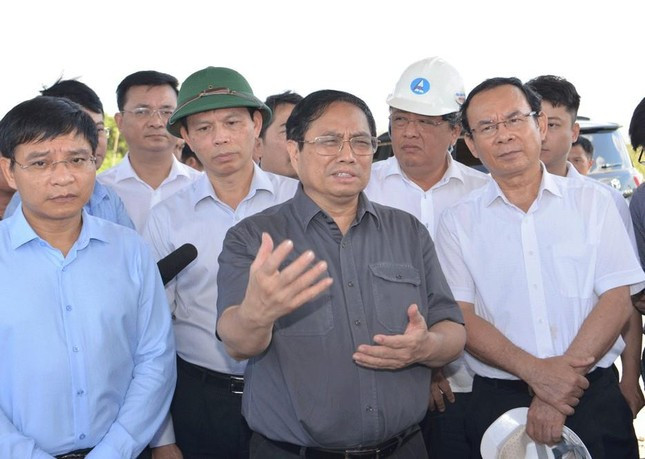 Đối với Dự án nâng cấp, mở rộng quốc lộ 50, Thủ tướng yêu cầu TPHCM khẩn trương hoàn thành công tác giải phóng mặt bằng để có đất sạch cho thi công. Theo đó, xây dựng các khu tái định cư đảm bảo đầy đủ các yếu tố, điều kiện sinh sống cần thiết tốt hơn hoặc ít nhất là bằng với nơi ở cũ để người dân di dời đến, nhường đất cho công trình. Đặc biệt, nghiên cứu, khuyến khích người dân tự tái định cư để vừa đảm bảo theo nhu cầu người dân, vừa giảm phần việc cho chính quyền. Thành phố cần triển khai song song các phần việc khác thuộc dự án như thủ tục đầu tư, bố trí vốn, chọn nhà thầu... để công trình được triển khai đúng tiến độ, chất lượng. (Ảnh: SGGP)