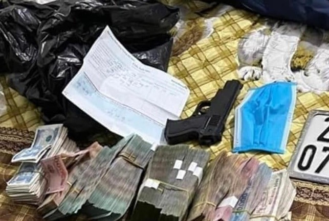 Số tiền công an thu giữ khi bắt tên cướp.