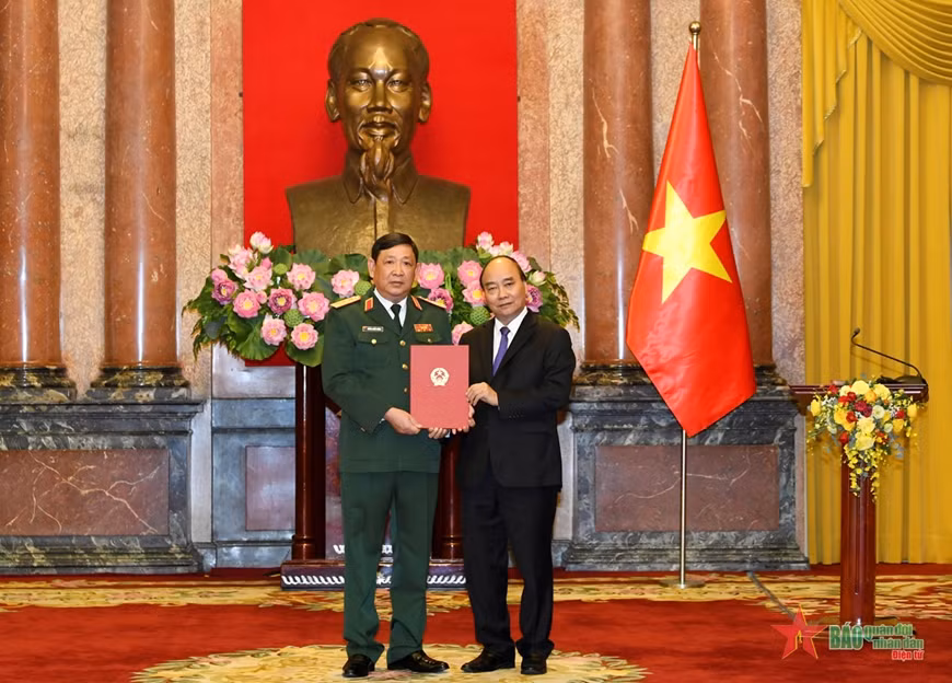Chiều 20/11, Chủ tịch nước Nguyễn Xuân Phúc, Thống lĩnh các Lực lượng vũ trang nhân dân, Chủ tịch Hội đồng Quốc phòng và An ninh đã trao quyết định thăng quân hàm từ cấp Trung tướng lên cấp Thượng tướng đối với Ủy viên Trung ương Đảng, Phó tổng Tham mưu trưởng Quân đội nhân dân Việt Nam Huỳnh Chiến Thắng. (Ảnh: QĐND)