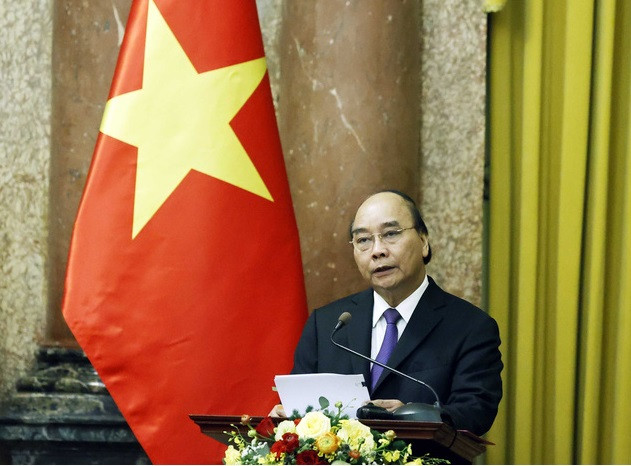 Chúc mừng Thượng tướng Huỳnh Chiến Thắng, Chủ tịch nước khẳng định, Thượng tướng Huỳnh Chiến Thắng là cán bộ ưu tú của Đảng, Nhà nước và quân đội, được đào tạo cơ bản, trưởng thành từ thực tiễn, cơ sở; có năng lực kinh nghiệm quản lý, chỉ huy, được rèn luyện, thử thách qua nhiều cương vị lãnh đạo, chỉ huy các cấp trong quân đội, đạt nhiều thành tích xuất sắc trong sự nghiệp xây dựng và bảo vệ Tổ quốc. (Ảnh: TTXVN)