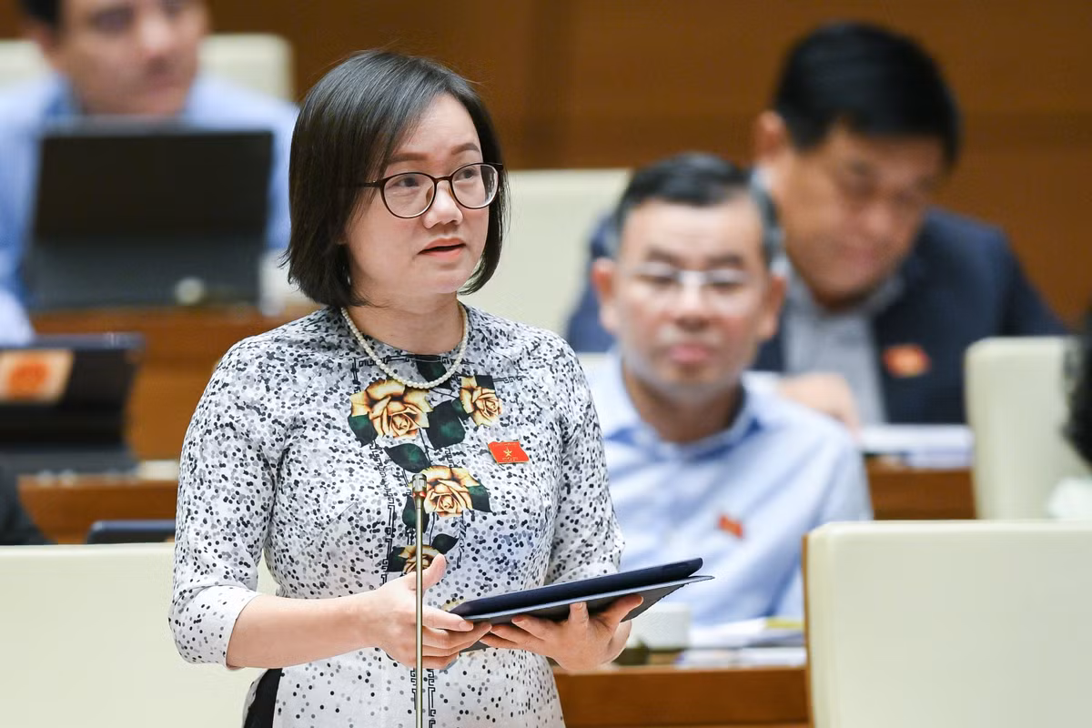  Đại biểu Thái Thị An Chung - Đoàn ĐBQH tỉnh Nghệ An: “Việc sát nhập xã, thôn trong giai đoạn vừa qua đã làm giảm số lượng lớn thôn, xóm. Tuy nhiên, việc tăng quy mô dân số, diện tích tự nhiên trong khi số lượng cán bộ thì giảm, do đó làm tăng khối lượng công việc cũng như làm tăng áp lực cho cán bộ không chuyên trách ở xã, thôn nhưng mà chế độ phụ cấp vẫn thực hiện như trước khi sát nhập. Việc quyết định mức phụ cấp cho cán bộ không chuyên trách ở xã, thôn là thuộc thẩm quyền của Hội đồng nhân dân cấp tỉnh nhưng các tỉnh không thể tăng mức phụ cấp này do Nghị định 34 của Chính phủ”. 