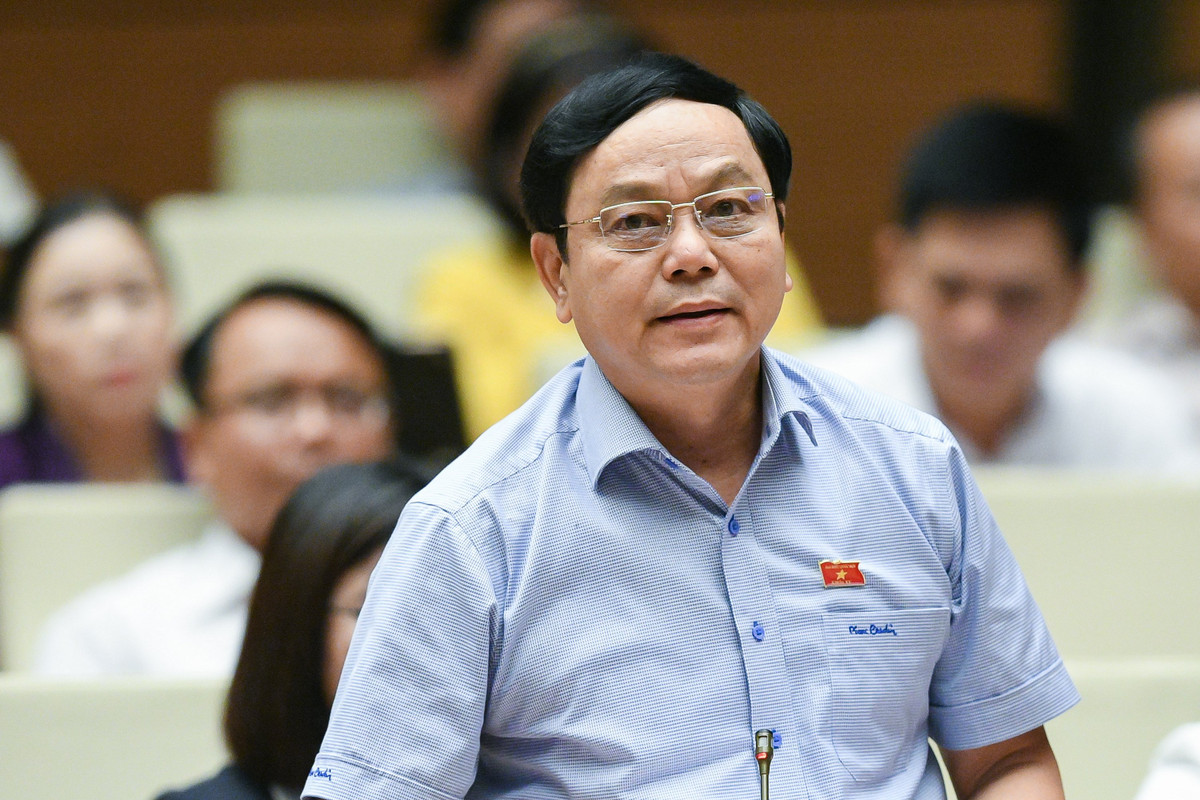  Đại biểu Hoàng Đức Thắng - Đoàn ĐBQH tỉnh Quảng Trị: “Việc sắp xếp đơn vị hành chính giai đoạn 2019 - 2021 là chủ trương lớn, có tác động sâu sắc đến đời sống kinh tế xã hội, tâm tư, nguyện vọng của cán bộ, nhân dân các địa phương, nhưng tổ chức thực hiện trong thời gian rất ngắn, chưa đánh giá tác động đầy đủ, chưa lường hết các tình huống phức tạp phát sinh, một số địa phương chưa tạo được sự đồng thuận cao của người dân. Cho đến nay còn rất nhiều khó khăn, bất cập, chưa được giải quyết. Phải chăng chúng ta chưa chuẩn bị sẵn sàng cho công việc hệ trọng và phức tạp này?” 