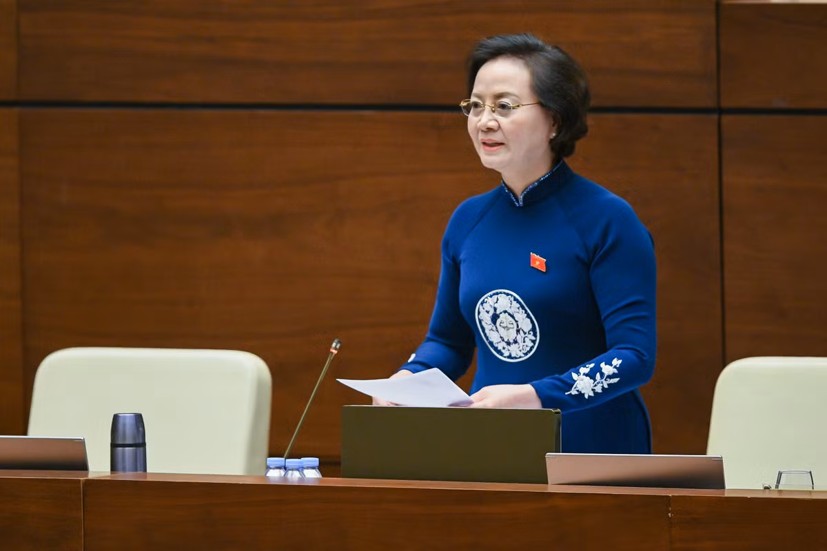  Thu hút nhân tài vào bộ máy còn quá ít: “Bộ Nội vụ đang quan tâm rất sâu sắc vấn đề trọng dụng nhân tài gắn với khuyến khích, bảo vệ cán bộ năng động, sáng tạo, dám nghĩ, dám làm, dám chịu trách nhiệm vì lợi ích chung… Đến thời điểm này, các địa phương đã thu hút sinh viên tốt nghiệp loại xuất sắc và cán bộ khoa học trẻ được khoảng gần 3.000 nhưng đây là con số quá ít ỏi vào làm việc trong khu vực công”.