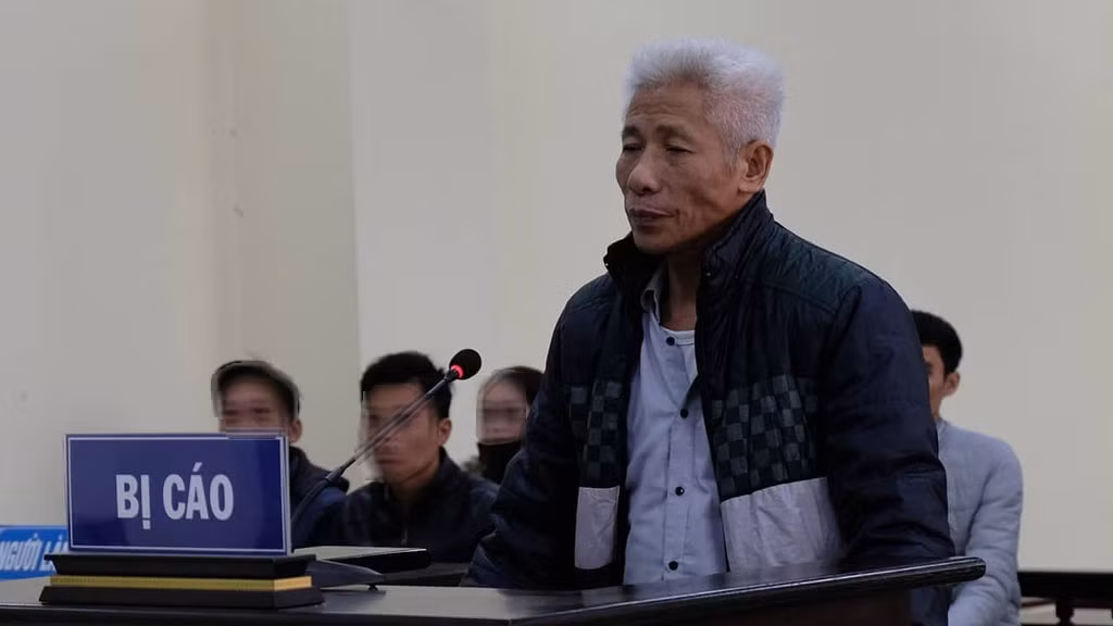  Đại ca Cự “đen”: Ngày 21/2/2020, TAND tỉnh Thanh Hóa đã tuyên án Trương Phú Cự (biệt danh Cự “đen”, 63 tuổi) 30 tháng tù giam về tội chống người thi hành công vụ. Ngày 23/6/2019, Cự đến nhà hàng Hưng Thịnh (tại khu du lịch sinh thái biển Hải Tiến) do cho rằng chủ nhà hàng thuê nhà báo viết không đúng về nhà hàng Cự Bài. Tại đây, Cự đã dùng tay tác động vào mẹ và chị chủ nhà hàng Hưng Thịnh. Chiều cùng ngày, Cự tiếp tục xô xát, đánh nhau với một số nhân viên nhà hàng khiến 2 người bị thương. Khi xe cứu thương đến, Cự hô hào, kích động hàng chục người trong nhóm của mình chặn xe cứu thương, chửi bới, hành hung một chiến sĩ Công an huyện Hoằng Hóa.