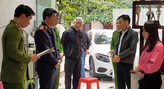  Giang hồ Bảo 'Chó': Tháng 1/2021, Công an tỉnh Thanh Hóa khởi tố bị can Nguyễn Đình Bảo (tức Bảo "chó", SN 1996, trú tại phường Đông Hương, thành phố Thanh Hóa) về để điều tra về hành vi gây rối trật tự công cộng. Tối 14/1/2021, nhóm Bảo ‘chó’ đã sử dụng súng Colt tự chế đuổi bắn 4 đối tượng tại khu vực gần Sân vận động tỉnh Thanh Hóa khiến 1 người bị thương. Sau đó 3 ngày, nhóm Bảo ‘chó” tiếp tục đánh anh Đoàn Văn Hải tại bar mini Kyoto Pub. Bảo ‘chó’ tuy ít tuổi song là kẻ hung hãn liều lĩnh. Bảo cầm đầu nhóm tội phạm chuyên cho vay tín dụng đen, đánh bạc dưới hình thức cá độ bóng đá, ghi lô đề, cho vay nặng lãi... (Ảnh: Khám xét nhà Bảo ‘chó”) 