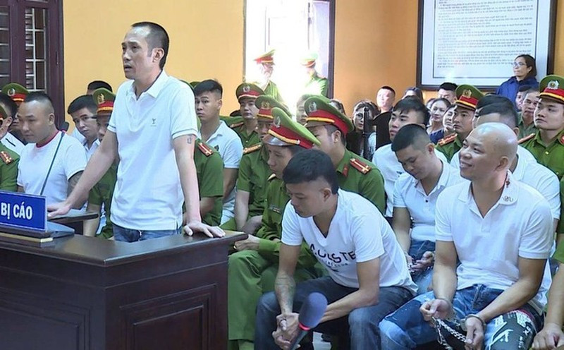 Trùm giang hồ Tuấn “thần đèn”: Tháng 10/2019, Nguyễn Anh Tuấn (Tuấn “thần đèn”, 45 tuổi, trú phường Lam Sơn, TP Thanh Hóa, trùm giang cộm cán) bị TAND TP Thanh Hóa tuyên phạt 10 tháng tù giam về tội gây rối trật tự công cộng. Tối 18/3/2019, Tuấn đi hát cùng đàn em và nhận được điện thoại thách thức của Lê Quang Cường (Cường "Gấu"). Khi bị nhóm Cường "Gấu" gây chiến, Tuấn “thần đèn” hô “đánh chết bọn hắn đi”, một trong đàn em của Tuấn đã cầm sứng K54 bắn 2 phát chỉ thiên, khiến náo loạn khu phố. Trước đó, Tuấn "thần đèn" từng bị TAND tỉnh Thanh Hóa tuyên phạt 5 năm tù giam về tội “gây tổn hại sức khỏe cho người khác”.