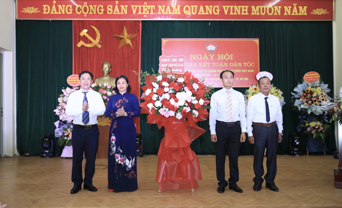 Phó Bí thư Thường trực Thành ủy Hà Nội dự ngày hội Đại đoàn kết huyện Thanh Trì - Hình 2 Pho Bi thu Thuong truc Thanh uy Ha Noi du ngay hoi Dai doan ket huyen Thanh Tri-Hinh-2