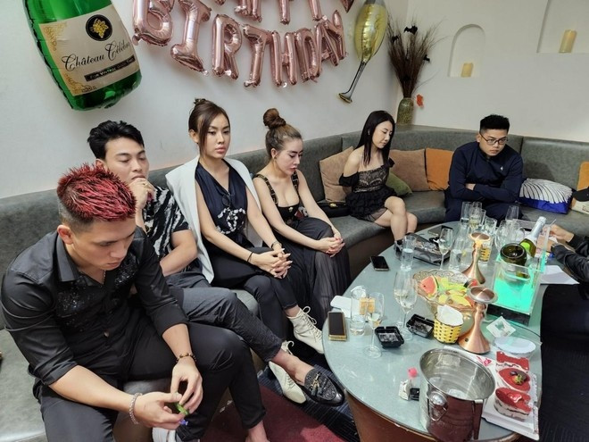 Cùng bị bắt còn có Nguyễn Giao Linh (SN 1993), Tạ Văn Tuấn Anh (SN 1988) về hành vi “Tổ chức sử dụng trái phép chất ma túy và Phạm Thị Kim Ngân (SN 1984, trú tại TP Thủ Đức, TPHCM) về hành vi tàng trữ trái phép chất ma túy. (Ảnh: Những người tham gia tiệc ma túy mừng sinh nhật Giao Linh (ngoài cùng bên trái)