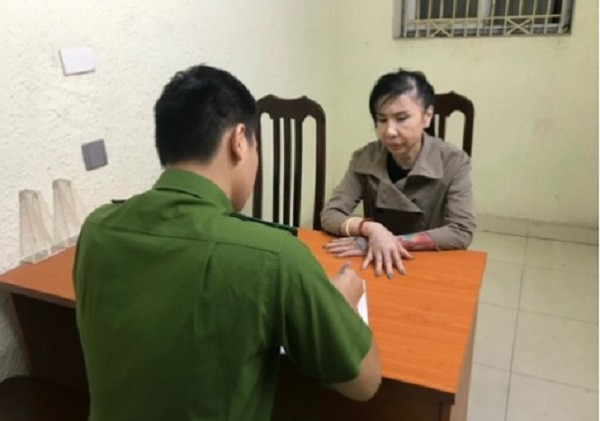 Cảnh sát thu giữ 5 viên nén ma túy MDMA, 2 túi nilon chứa ma túy Ketamine và nhiều tang vật liên quan. Lực lượng chức năng đã niêm phong tang vật, đưa 25 đối tượng có liên quan về trụ sở điều tra. Kết quả xét nghiệm cho thấy có 10/25 người dương tính với ma túy.