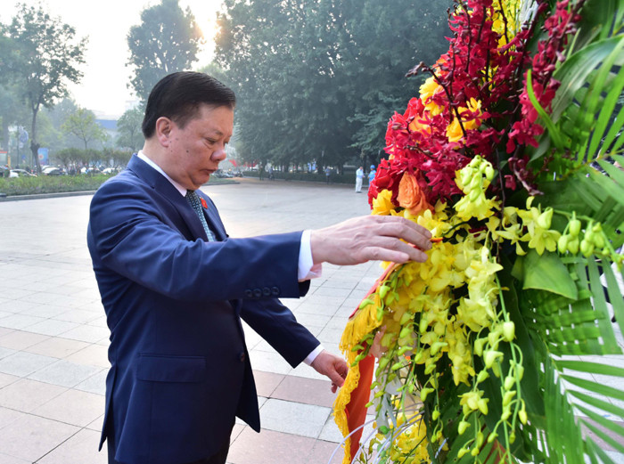 Bi thu Thanh uy Ha Noi Dinh Tien Dung dang hoa tai Tuong dai V.I.Lenin