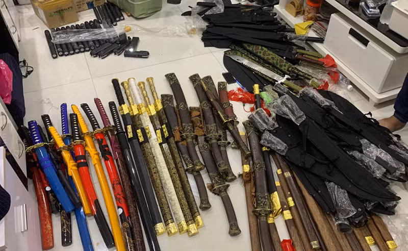 TPHCM triệt phá đường dây mua bán, tàng trữ vũ khí số lượng lớn - Hình 2 TPHCM triet pha duong day mua ban, tang tru vu khi so luong lon-Hinh-2