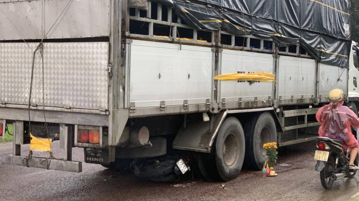 TNGT 3 mẹ con tử nạn ở Phú Yên: Tài xế lùi xe không đúng quy định TNGT 3 me con tu nan o Phu Yen: Tai xe lui xe khong dung quy dinh