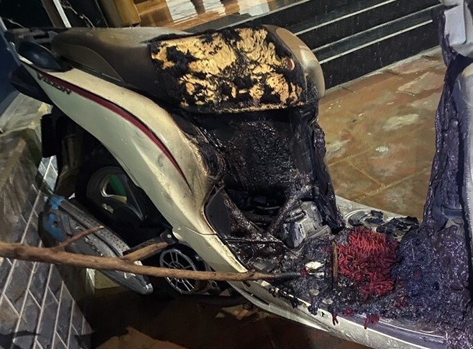  Lẻn vào nhà tình nhân, phóng hỏa đốt xe máy: VKS huyện Hương Khê, tỉnh Hà Tĩnh, vừa phê chuẩn quyết định khởi tố vụ án, khởi tố bị can Nguyễn Văn Thiêm (trú tại thôn 7, xã Hương Lâm, huyện Hương Khê) về tội hủy hoại tài sản. Khoảng 0h30 ngày 16/11, Thiêm đột nhập nhà chị N.T.T (39 tuổi, trú tại thôn 1, xã Hương Liên) đốt cháy xe máy của gia đình chị. Thiêm khai, do mâu thuẫn tình cảm, y đã dùng dầu hỏa châm lửa đốt xe máy của chị T. (Ảnh: VTCNews)