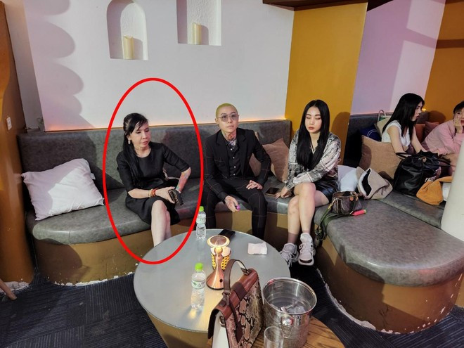  “Bà trùm” Dung Thà tổ chức tiệc ma tuý cho con nuôi: Công an quận Hoàn Kiếm, Hà Nội đã bắt giữ Nguyễn Ngọc Dung ( Dung Thà, SN 1966, ở phường Ô Chợ Dừa, quận Đống Đa, Hà Nội) về hành vi tàng trữ, sử dụng trái phép chất ma tuý. Khoảng 0h45 ngày 24/11, kiểm tra quán bar Never Sleep-GenZ số 80 phố Mã Mây, cảnh sát, phát hiện 3 bàn khách có biểu hiện sử dụng trái phép chất ma túy, thu giữ 1 túi nilon chứa 5 viên nén dạng “thuốc lắc”, 2 túi nilon chứa ma túy dạng Ketamine và nhiều tang vật có liên quan. Công an quận Hoàn Kiếm xác định “bữa tiệc” ma tuý trên được Nguyễn Ngọc Dung, tức Dung Thà là đối tượng cộm cán tổ chức mừng sinh nhật con trai nuôi là Nguyễn Giao Linh. Cùng với Dung Thà, một số đối tượng đã bị tạm giữ.