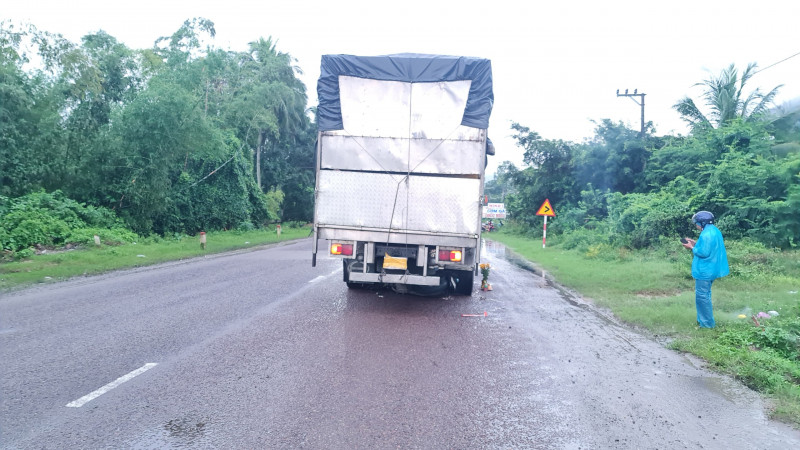  Tạm giữ hình sự tài xế lùi xe tải tông chết 3 mẹ con ở Phú Yên: Công an thị xã Sông Cầu (Phú Yên) đã ra lệnh giữ người trong trường hợp khẩn cấp và quyết định tạm giữ hình sự đối với Trần Hữu Dương (SN 1987, trú ở thôn Ia Kle, xã Ia Nan, huyện Đức Cơ, tỉnh Gia Lai). Khoảng 15h30 ngày 26/11, Trần Hữu điều khiển xe ôtô tải mang biển số 76H-013.18 lưu thông theo hướng Bắc-Nam. Khi đến đoạn qua thôn Long Thạnh, xã Xuân Lộc, thị xã Sông Cầu, tỉnh Phú Yên bất ngờ cho xe chạy lùi và va chạm với xe gắn máy mang biển số 79V1-41232 do N.Đ.K (SN 2005) điều khiển chở theo trên xe hai người là N.T.T (SN 1981) và N.X.N (SN 2016). Vụ tai nạn khiến 3 mẹ con tử vong.