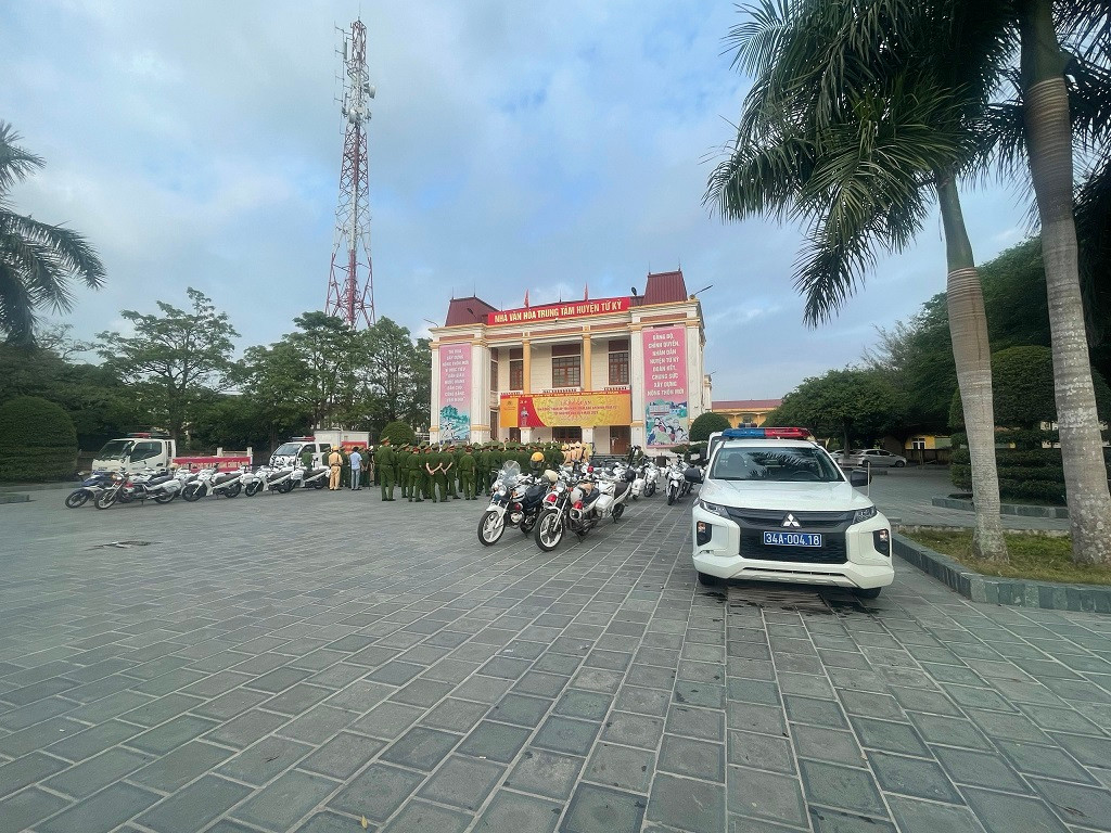 Công an các huyện, thị xã, thành phố trên địa bàn tỉnh Hải Dương đã đồng loạt tổ chức lễ ra quân tấn công, trấn áp tội phạm, bảo đảm ANTT Tết Nguyên đán Quý Mão 2023 cùng thời gian với Lễ ra quân của Công an tỉnh. Ảnh: Công an huyện Tứ Kỳ tổ chức Lễ ra quân