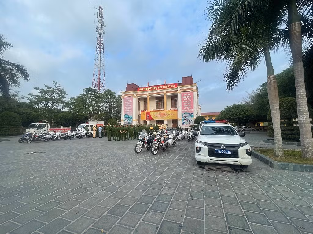 Công an các huyện, thị xã, thành phố trên địa bàn tỉnh Hải Dương đã đồng loạt tổ chức lễ ra quân tấn công, trấn áp tội phạm, bảo đảm ANTT Tết Nguyên đán Quý Mão 2023 cùng thời gian với Lễ ra quân của Công an tỉnh. Ảnh: Công an huyện Tứ Kỳ tổ chức Lễ ra quân