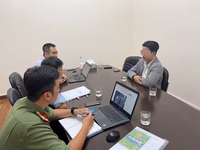  TikTok Nờ Ô Nô bị xử phạt do đăng clip phản cảm: Mới đây, Thanh tra Sở TT&amp;TT TP HCM vừa xử phạt ông P.Đ.T (chủ kênh TikTok “Nờ Ô Nô”) 7,5 triệu đồng về hành vi “Cung cấp, chia sẻ thông tin cổ súy các hủ tục, mê tín dị đoan, dâm ô, đồi trụy, không phù hợp với thuần phong, mỹ tục của dân tộc”. Trước đó, TikTok cũng đã khóa tài khoản Nờ Ô Nô với hơn 600.000 lượt theo dõi. 