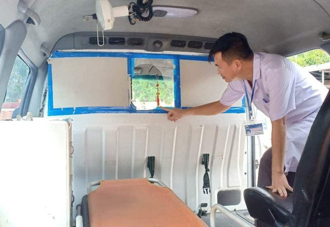 Người nhà bệnh nhân đập xe cấp cứu: Dấu hiệu vi phạm pháp luật Nguoi nha benh nhan dap xe cap cuu: Dau hieu vi pham phap luat