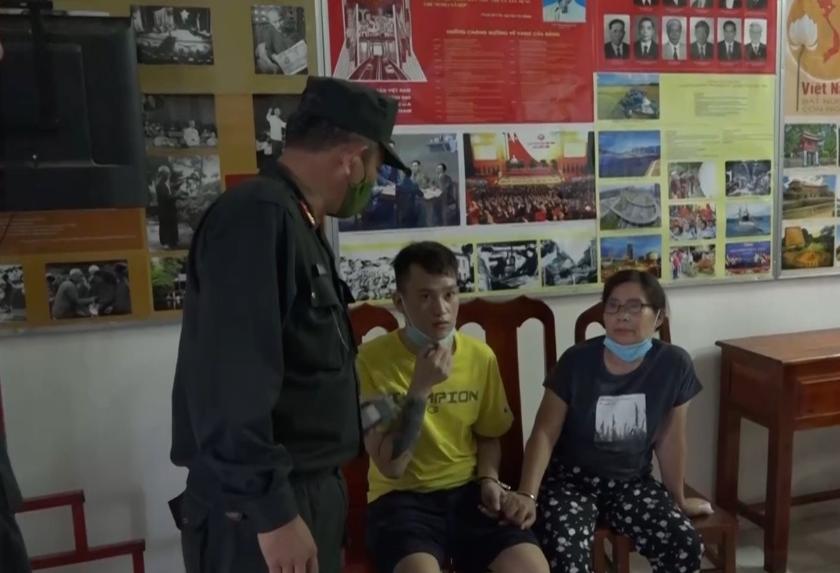 Cuối năm 2009, Oanh “Hà” ra trại, lúc này mặc dù “binh lực” và tiền bạc vẫn mạnh nhưng "cửa" làm ăn ở Hải Phòng đã hết, Oanh “Hà” cùng em gái là Vũ Thị Hằng di cư hẳn vào TP.HCM để “làm ăn”, những mong lập lại được ngôi vương trước đó của em gái mình là trùm giang hồ Dung “Hà”. Sau khi được một số đệ tử của em gái còn sót lại trên đất Sài thành nâng đỡ, Oanh “Hà” bắt tay vào cuộc gây dựng lại cơ đồ. Oanh “Hà” cùng người em gái thu nạp thuộc hạ chủ yếu là dân lưu manh từ Hải Phòng tổ chức đánh bạc xóc đĩa, cá độ bóng đá, cho vay lãi nặng, hoạt động bảo kê, đâm thuê, chém mướn, đòi nợ thuê... Trong đó Oanh “Hà” tập trung vào lĩnh vực cờ bạc, cá độ bóng đá, theo lãnh địa hoạt động trải dài từ TP.HCM và các tỉnh miền Đông Nam Bộ như: Bà Rịa - Vũng Tàu, Đồng Nai, Bình Dương, Tây Ninh.