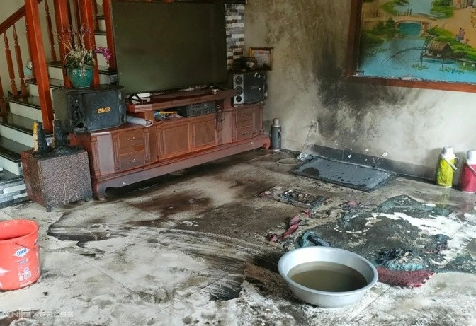 Nguoi con gai do xang dot nha me de cung khong qua khoi