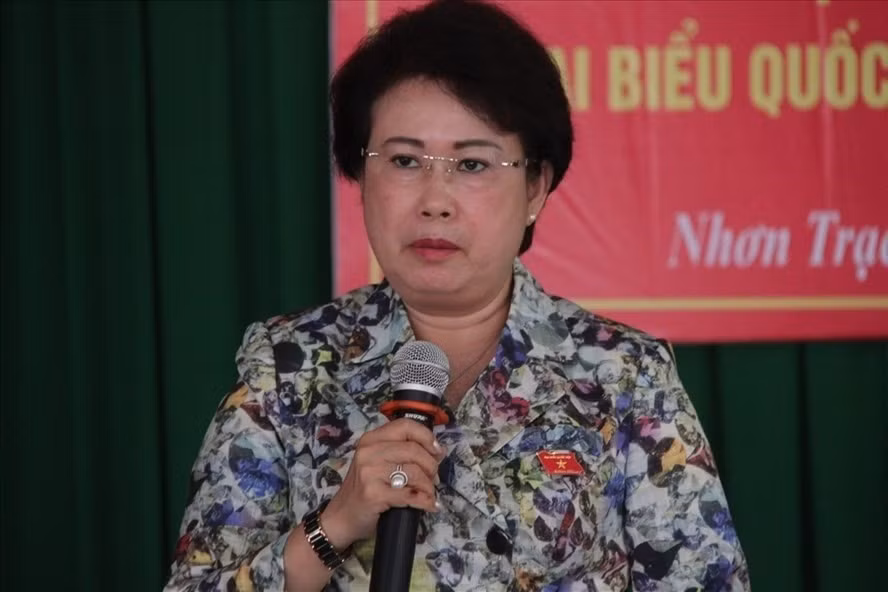 Theo cáo trạng, tại tờ trình số 1052 ngày 21/10/2013 và tài liệu kèm theo của Bệnh viện Đa khoa Đồng Nai có nội dung thể hiện danh mục thiết bị y tế chuyên môn trị giá hơn 609 tỷ đồng. Tuy nhiên, trong tờ trình số 3082 ngày 10/12/2013 của Sở Kế hoạch và Đầu tư, ông Cao Tiến Dũng (khi đó là phó giám đốc sở này) đề xuất phê duyệt điều chỉnh dự án, trong đó xác định danh mục thiết bị y tế chuyên môn trị giá hơn 754 tỷ đồng. 