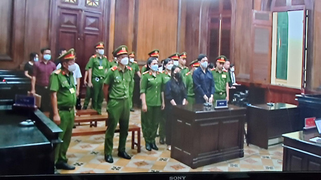 Tự bào chữa, bị cáo Trang khóc thừa nhận hành vi hành hạ bé gái con riêng của nhân tình đến chết và cho rằng, hành vi của mình đáng bị tử hình, đồng thời chấp nhận mức án này: “Trong những ngày bị tạm giam, bị cáo rất sám hối. Xin tòa xem xét cho bị cáo con đường quay đầu, để có cơ hội về chăm sóc mẹ và em nhỏ", bị cáo Trang ân hận nói.