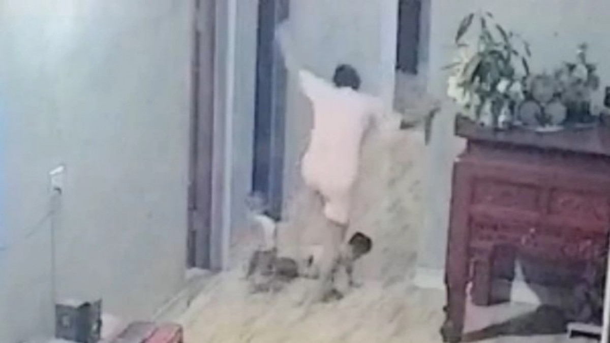  Mẹ đẻ đạp gãy xương đùi con trai: Tháng 9/2022, Công an huyện Lục Ngạn, tỉnh Bắc Giang vào cuộc điều tra, xác minh vụ một bé trai bị mẹ đạp gãy xương đùi xảy ra tại xã Quý Sơn. Ngày 21/9, anh N – chú ruột cháu bé đăng tải clip ghi lại cảnh bà N đạp vào đùi con trai dẫn đến gãy xương đùi. Sự việc xảy ra tối 20/6, theo anh N, nguyên nhân do bé cầm chìa khóa của mẹ để chơi, sau khi tìm không thấy dẫn đến người mẹ bực tức. Người phụ nữ đạp gãy xương đùi con trai tỏ ra rất hối hận sau khi xảy ra vụ việc.