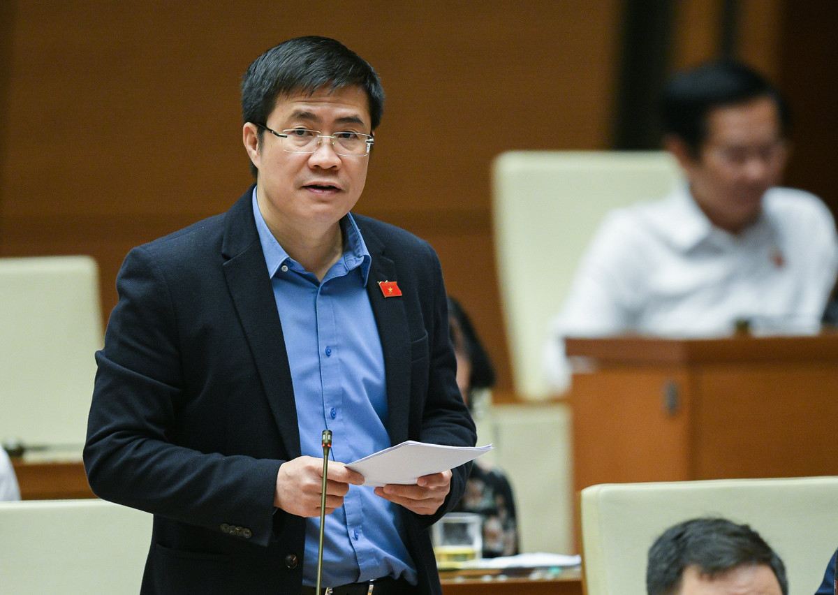  Đại biểu Hoàng Minh Hiếu - Đoàn Nghệ An: “Thủ tục hành chính chậm trễ sẽ là một trong những cản trở lớn đối với sự phát triển kinh tế xã hội. Trong khi đó, báo cáo của Ban soạn thảo, hiện nay Luật Đất đai đã có những điểm mâu thuẫn, chồng chéo với ít nhất 20 văn bản luật khác. Điều này dẫn đến có nhiều vướng mắc trên thực tế vì các thủ tục thường liên quan đến nhiều sở, ngành khác nhau, khó đạt được sự kết nối thuận tiện cho người dân và doanh nghiệp. Cơ quan soạn thảo cần tiếp tục nghiên cứu để đơn giản hóa thủ tục hành chính về đất đai”.