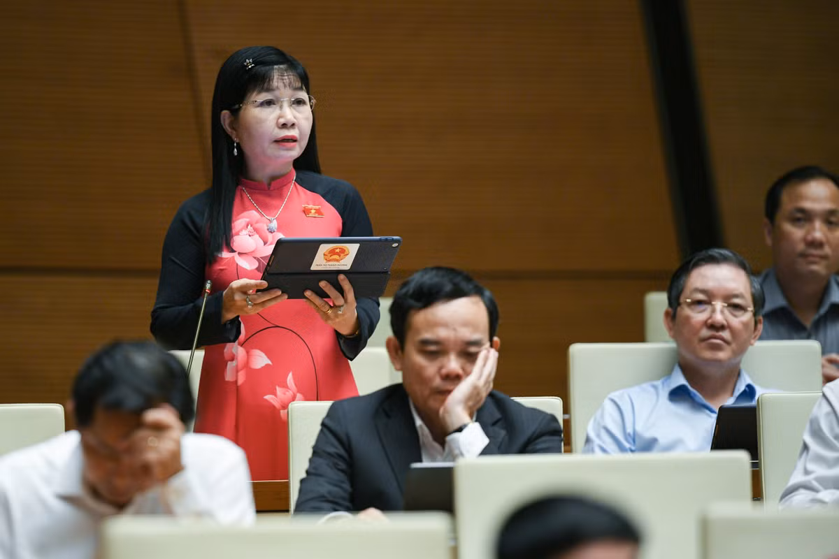  Đại biểu Trần Thị Thanh Hương - Đoàn An Giang: “Dự án Luật cần nêu cụ thể về quyền và trách nhiệm của công dân khi tham gia góp ý vào thảo luận, kiến nghị với cơ quan với Nhà nước về sử dụng đất đai; tham gia ý kiến về định giá đất, bồi thường, quy hoạch đất đai ở địa phương”.