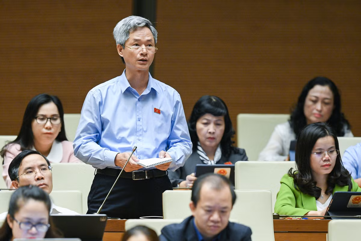  Đại biểu Đào Hồng Vận - Đoàn Hưng Yên: “Các dự án án phát triển kinh tế - xã hội nếu thỏa thuận được với người dân là rất tốt và người dân đồng thuận. Hiện nay tại địa phương rất khó thực hiện và đang gây thiệt hại lớn cho nhà đầu tư khi bỏ ra một số tiền lớn để đền bù nhưng không thể đưa dự án vào thực hiện do một số người dân đòi giá thỏa thuận rất cao, gấp nhiều lần so với người đã thỏa thuận và đền bù trước đó. Và có trường hợp thì giá nào cũng không chịu. Nếu chấp thuận đền bù thì sẽ gây mâu thuẫn ngay trong nội bộ người dân vì người được cao, người lại thấp”.