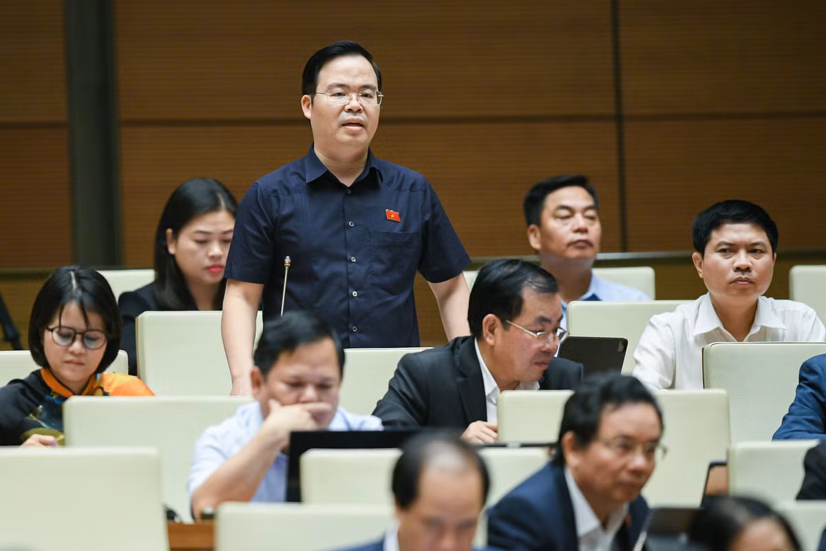  Đại biểu Trần Văn Khải - Đoàn Hà Nam: “Nhân dân và cộng đồng doanh nghiệp đang đặt niềm tin rất lớn vào Quốc hội; đồng thời cũng đòi hỏi rất cao về chất lượng, tiến độ sửa đổi Luật Đất đai lần này nhằm, tháo gỡ những khó khăn, vướng mắc, giải quyết được các bức xúc của nhân dân, cộng đồng doanh nghiệp, kiến tạo phát triển kinh tế - xã hội, tạo động lực đưa đất nước ta trở thành nước phát triển những năm tới. Trước yêu cầu trên, đề nghị Quốc hội xem xét tổ chức một kỳ họp chuyên đề để thảo luật thật sâu về dự án Luật vô cùng quan trọng này”.