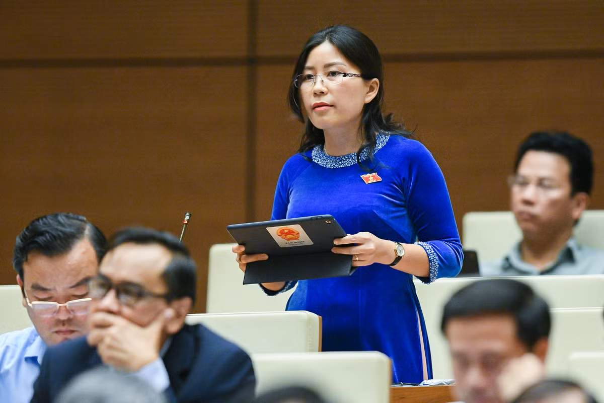  Đại biểu Lê Đào An Xuân - Đoàn Phú Yên: “Có một hiện thực chưa được nhắc đến đó là công chức, viên chức ngành Tài nguyên và môi trường cũng có một tỷ lệ dịch chuyển lớn. Người xin nghỉ việc, người chủ động xin chuyển công tác hoặc chuyển vị trí công tác và kể cả người đã nghỉ để chuyển công tác hay những người còn lại thì cũng có một nỗi băn khoăn, nhiều lúc lại không biết là hồ sơ mình đang xử lý có những sai sót gì hay không, hay là vài năm nữa thì mới phát hiện sai sót. Đây là một áp lực pháp lý rất lớn. Việc sửa đổi Luật Đất đai phải đảm bảo không kiềm chế sự phát triển kinh tế- xã hội cũng như không mất thêm cán bộ”.