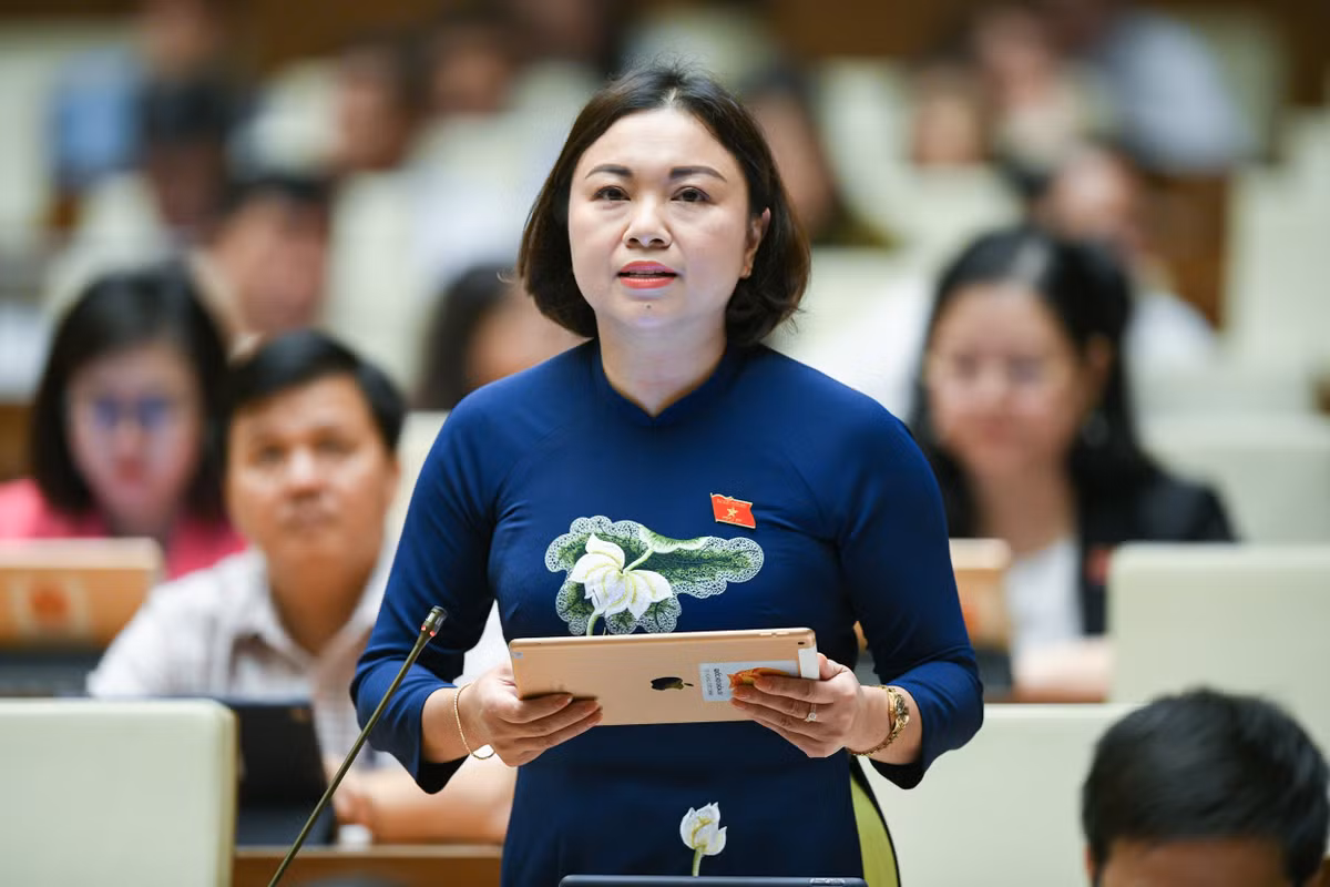  Đại biểu Đặng Bích Ngọc – Đoàn Hoà Bình: “Thực tế, tình trạng tiêu cực, tham nhũng trong việc định giá đất tại một số địa phương thời gian qua một phần do những bất cập trong việc xác định bảng giá đất. Tính minh bạch, khách quan, chính xác của bảng giá đất là vấn đề rất quan trọng, góp phần định giá đất cụ thể. Do đó, đề nghị cần có tổ chức độc lập, chuyên nghiệp trong việc xây dựng bảng giá đất đảm bảo công khai, minh bạch, tránh tiêu cực khi xây dựng, trình cấp có thẩm quyền phê duyệt bảng giá đất hàng năm”.