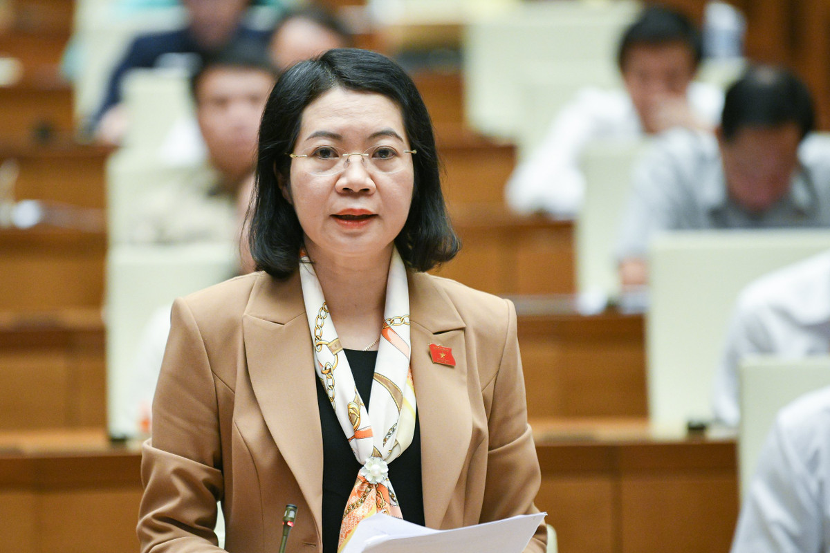  Đại biểu Mai Thị Phương Hoa - Đoàn Nam Định: “Trong việc thu hồi đất, Nhà nước phải đảm bảo quyền lợi và nghĩa vụ hợp pháp của 3 bên: Nhà nước, người dân, doanh nghiệp, trong đó, cần quan tâm hơn đến người dân bị thu hồi đất, vì họ ở thế bị động. Cần chú trọng hơn nữa đến chính sách đền bù, hỗ trợ tái định cư để người dân bị thu hồi đất không bị thiệt thòi”.