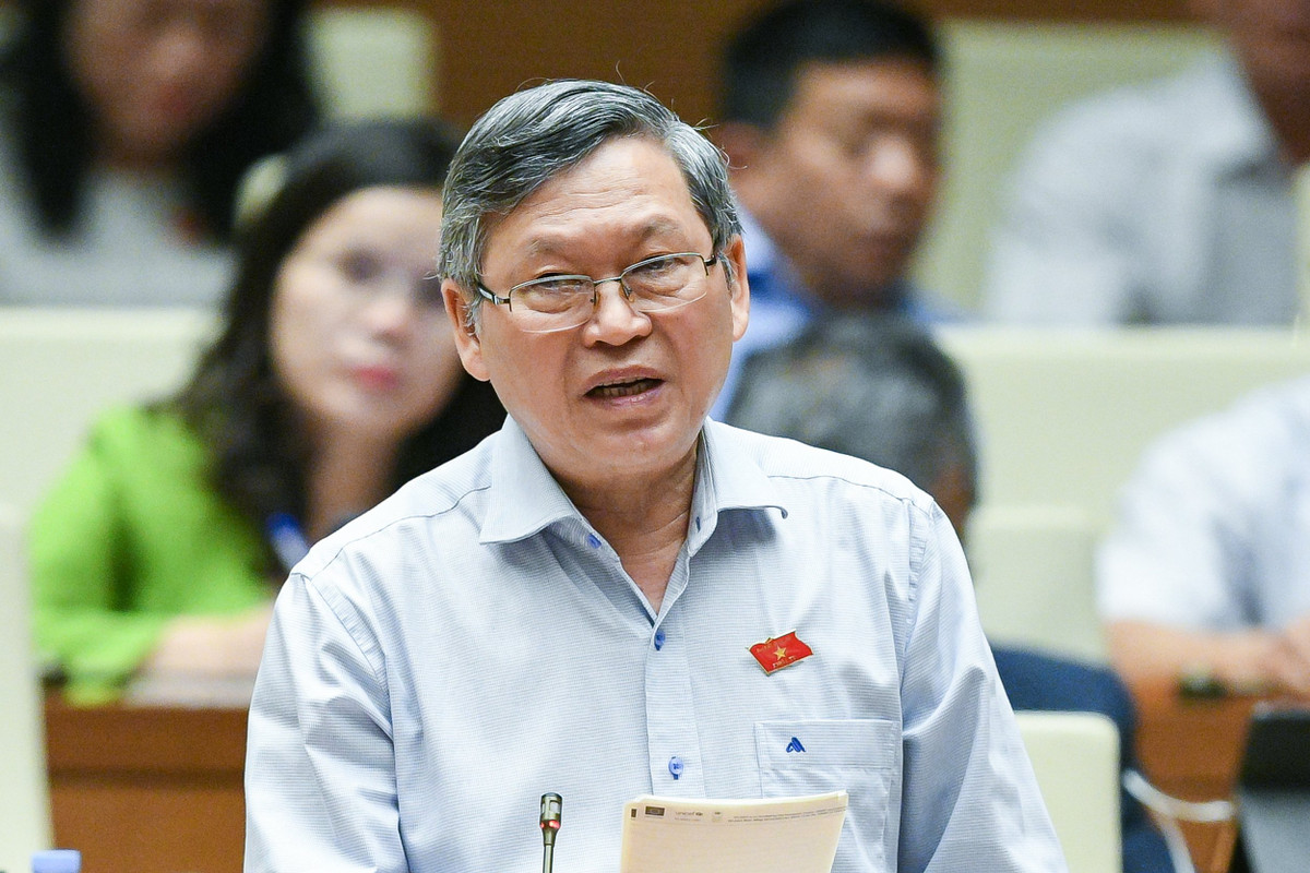  Đại biểu Tô Văn Tám - Đoàn Kon Tum: “Báo cáo thường niên của Chính phủ về khiếu nại, tố cáo cho thấy khiếu nại, tố cáo liên quan đến đất đai, việc thu hồi đất để phát triển kinh tế xã hội chiếm gần 70% trong tổng số khiếu nại, tố cáo. Người dân có thể chấp nhận hy sinh quyền lợi hoặc chịu thiệt quyền lợi nếu việc thu hồi đất đó cho mục đích quốc phòng, an ninh hoặc phát triển kinh tế cho lợi ích của cộng đồng, của Nhà nước nhưng sẽ không chấp nhận việc thu hồi đất chỉ mang lại lợi ích cho cá nhân hoặc nhóm người nhưng lại áp giá đền bù thấp mang tính áp đặt hay tạo kẽ hở trục lợi lợi ích nhóm”.