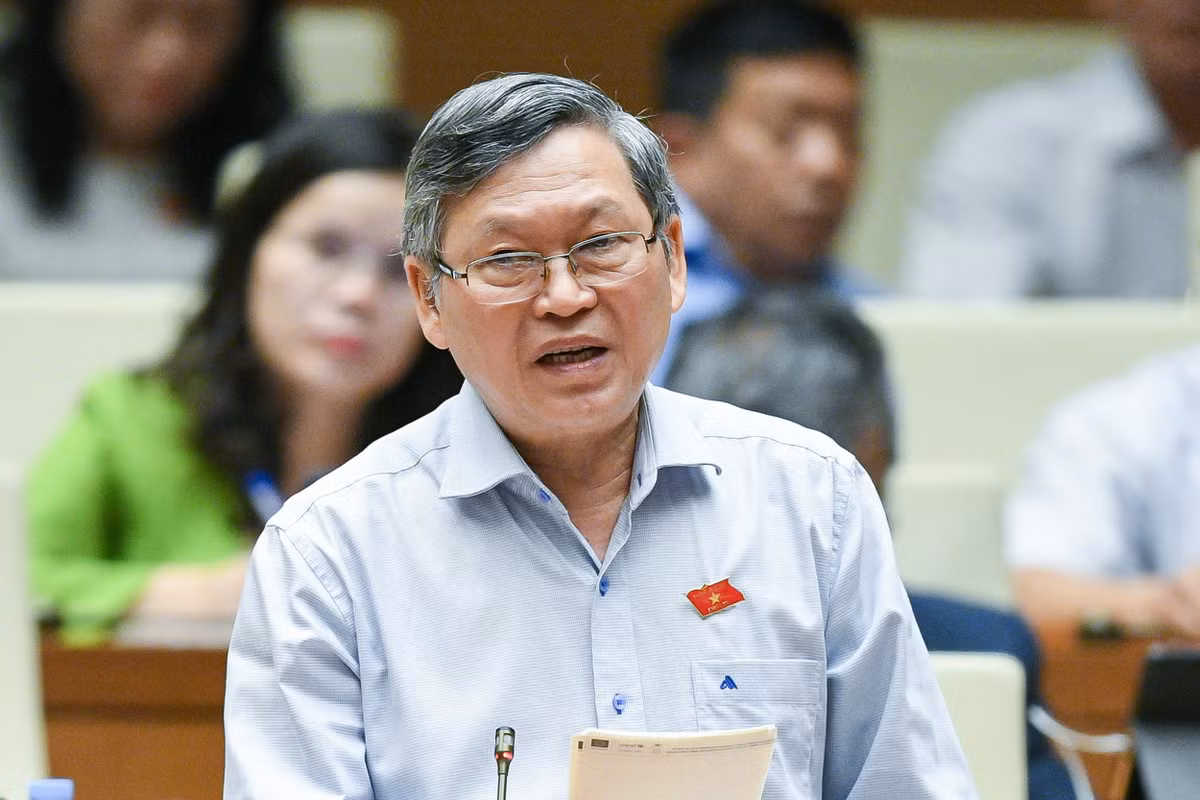  Đại biểu Tô Văn Tám - Đoàn Kon Tum: “Báo cáo thường niên của Chính phủ về khiếu nại, tố cáo cho thấy khiếu nại, tố cáo liên quan đến đất đai, việc thu hồi đất để phát triển kinh tế xã hội chiếm gần 70% trong tổng số khiếu nại, tố cáo. Người dân có thể chấp nhận hy sinh quyền lợi hoặc chịu thiệt quyền lợi nếu việc thu hồi đất đó cho mục đích quốc phòng, an ninh hoặc phát triển kinh tế cho lợi ích của cộng đồng, của Nhà nước nhưng sẽ không chấp nhận việc thu hồi đất chỉ mang lại lợi ích cho cá nhân hoặc nhóm người nhưng lại áp giá đền bù thấp mang tính áp đặt hay tạo kẽ hở trục lợi lợi ích nhóm”.