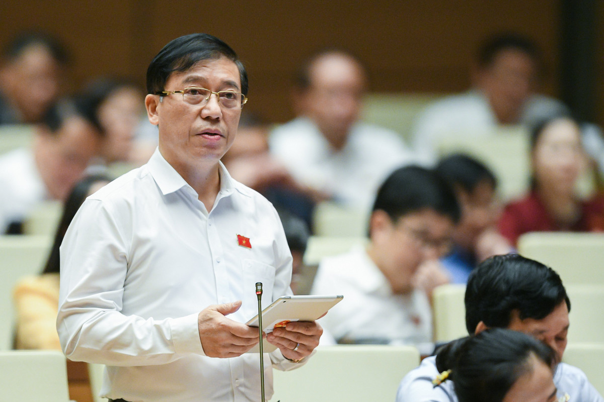  Đại biểu Nguyễn Tuấn Anh - Đoàn Bình Phước: “ Điều 86 về thu hồi đất để phát triển kinh tế - xã hội vì lợi ích quốc gia, công cộng đang có quy định rất rộng, cần quy định cụ thể hơn, rõ ràng hơn nữa, xác định giá đất khi giải tỏa, đền bù, quy định rõ khu vực nào là đất quốc phòng, khu vực nào là đất kinh doanh, làm rõ phương pháp xác định giá đất khi thu hồi. Người bị thu hồi đất không chỉ chịu thiệt hại về đất đai, mà còn chịu thiệt về nhiều tài sản khác gắn liền với đất đai, sinh kế. Đề nghị, cần quy định thêm về việc hỗ trợ vốn ưu đãi, học nghề, việc làm cho người bị thu hồi đất, thực hiện đúng mục tiêu “chỗ ở mới tốt hơn nơi ở cũ”.