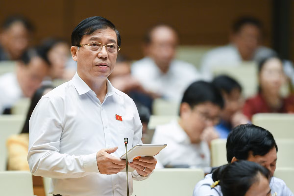  Đại biểu Nguyễn Tuấn Anh - Đoàn Bình Phước: “ Điều 86 về thu hồi đất để phát triển kinh tế - xã hội vì lợi ích quốc gia, công cộng đang có quy định rất rộng, cần quy định cụ thể hơn, rõ ràng hơn nữa, xác định giá đất khi giải tỏa, đền bù, quy định rõ khu vực nào là đất quốc phòng, khu vực nào là đất kinh doanh, làm rõ phương pháp xác định giá đất khi thu hồi. Người bị thu hồi đất không chỉ chịu thiệt hại về đất đai, mà còn chịu thiệt về nhiều tài sản khác gắn liền với đất đai, sinh kế. Đề nghị, cần quy định thêm về việc hỗ trợ vốn ưu đãi, học nghề, việc làm cho người bị thu hồi đất, thực hiện đúng mục tiêu “chỗ ở mới tốt hơn nơi ở cũ”.