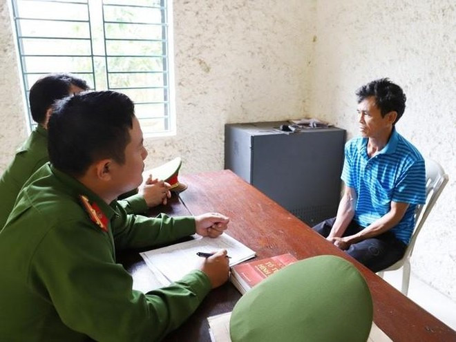  Bắt người đàn ông U60 làm bé gái 14 tuổi mang thai: Công an huyện Cẩm Xuyên (Hà Tĩnh) vừa bắt Nguyễn Đăng Viện (SN 1964, trú thôn 7, xã Cẩm Minh) về tội “Giao cấu với người từ đủ 13 tuổi đến dưới 16 tuổi”. Hai năm trước, Viện có quan hệ tình dục với cháu N.T.T. (SN 2005) dẫn đến mang thai 21 tuần. Sau đó Viện bỏ trốn. Mới đây, Viện bị bắt giữ tại khu vực rừng núi hoang vu của xã Quảng Sơn (huyện Đắk Glong, tỉnh Đắk Nông). 